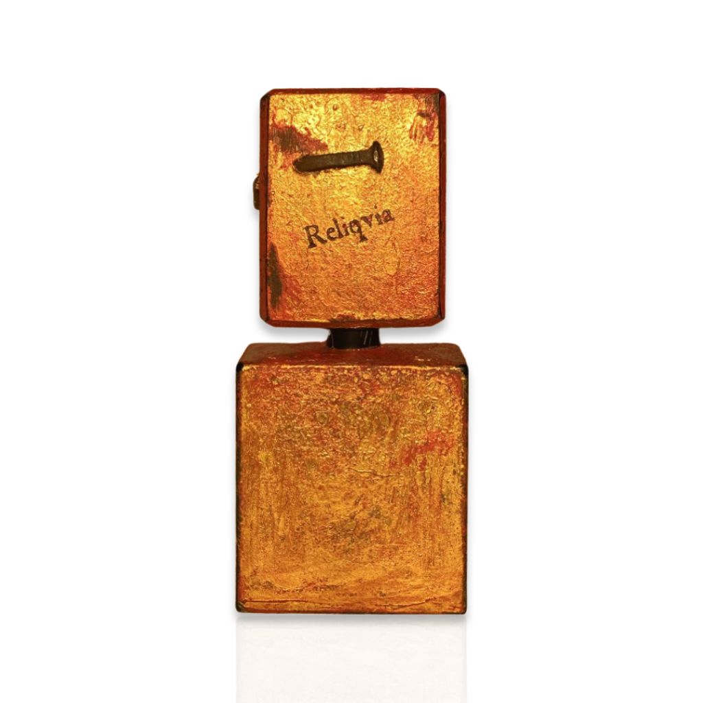 Filippo Sorcinelli Perfumes born in 2014; dedicated to the artistic passions of their creator:
Gothic art, music, photographythe fog.Shop at Theperfumedirectory.com